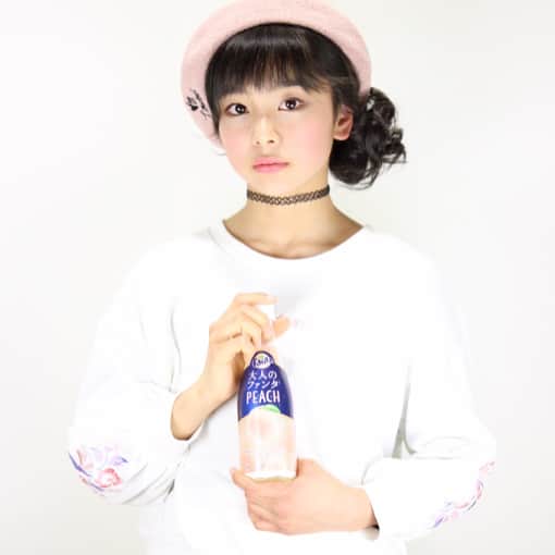 栗田桃花さんのインスタグラム写真 - (栗田桃花Instagram)「桃味飲料シリーズ、とりあえずラスト〜♪ 大人のファンタピーチ🍑 味わいリッチなピーチ果汁にピューレのおいしさ💕😋 大人な感じ、伝わった？w 健ちゃん先生のレッスンでみんなアイテム１つ持って、撮ってもらったよ😉✨ 先生、いつもいろいろ教えてくれてありがとうございまーす😆 #大人のファンタ  #大人のファンタピーチ  #桃味 #ピーチ #ピーチ味  #飲料 #cm風  #撮影レッスン  #コカコーラ #健ちゃん先生 #栗田桃花」3月7日 7時54分 - kurimomo330