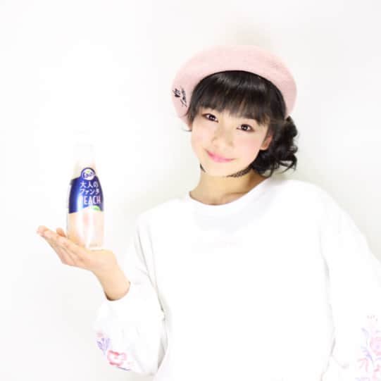 栗田桃花さんのインスタグラム写真 - (栗田桃花Instagram)「桃味飲料シリーズ、とりあえずラスト〜♪ 大人のファンタピーチ🍑 味わいリッチなピーチ果汁にピューレのおいしさ💕😋 大人な感じ、伝わった？w 健ちゃん先生のレッスンでみんなアイテム１つ持って、撮ってもらったよ😉✨ 先生、いつもいろいろ教えてくれてありがとうございまーす😆 #大人のファンタ  #大人のファンタピーチ  #桃味 #ピーチ #ピーチ味  #飲料 #cm風  #撮影レッスン  #コカコーラ #健ちゃん先生 #栗田桃花」3月7日 7時54分 - kurimomo330