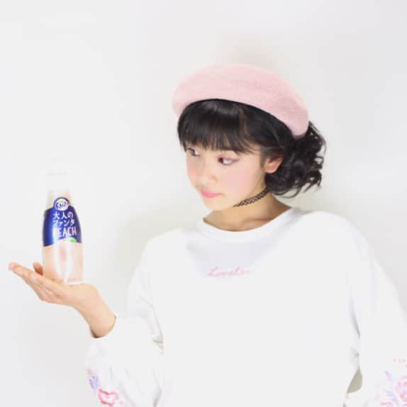 栗田桃花さんのインスタグラム写真 - (栗田桃花Instagram)「桃味飲料シリーズ、とりあえずラスト〜♪ 大人のファンタピーチ🍑 味わいリッチなピーチ果汁にピューレのおいしさ💕😋 大人な感じ、伝わった？w 健ちゃん先生のレッスンでみんなアイテム１つ持って、撮ってもらったよ😉✨ 先生、いつもいろいろ教えてくれてありがとうございまーす😆 #大人のファンタ  #大人のファンタピーチ  #桃味 #ピーチ #ピーチ味  #飲料 #cm風  #撮影レッスン  #コカコーラ #健ちゃん先生 #栗田桃花」3月7日 7時54分 - kurimomo330