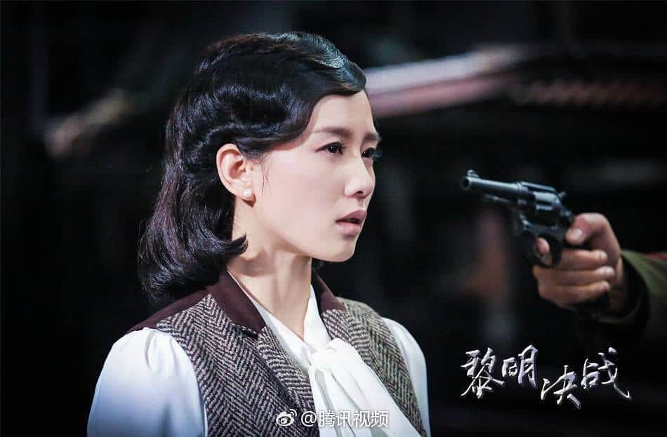 リウ・シーシー（Liu Shishi）のインスタグラム：「#刘诗诗 #liushishi #劉詩詩 #リウシーシー Actor Wang Qianyuan and actress Liu Shishi in The Battle at the Dawn.  A TV series about China's first generation of policemen under the Communist Party of China will air on Beijing Satellite TV on March 3. The Battle at the Dawn, with the Ministry of Public Security as one of the producers, is based on a group of Chinese policemen in Harbin, the capital of Northeast China's Heilongjiang province, in 1946. After World War II, Harbin became the first large city in China to be liberated by the Communists. The Vice-Minister for Public Security, Chen Zhimin, says the series will shed light on Chinese policemen. Chinese policemen have a lot of similarities with FBI agents. But while Hollywood movies make FBI agents into screen heroes, the series will make the policemen heroes for the public, he says. Actress Liu Shishi in The Battle at the Dawn. Liu Jiang, the director, says the production is a salute to the first generation of Communist policemen who tackled criminals in a complex environment. Despite the nature of the subject, the series has star power. Wang Qianyuan, a veteran actor who won the best actor award at the Tokyo International Film Festival for The Piano In A Factory in 2011, plays the lead as the public security bureau chief, Cheng Qiang, in Harbin. Wang says that he learned a lot about the risks of police work during the shooting. He says that there are nearly 6,000 fatalities among the police in China every year. Actress Liu Shishi, known for a series of fantasy epics, will star as a Kuomintang spy in the series.」