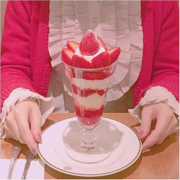 choa_officialのインスタグラム：「こだわりの苺フェア中の資生堂パーラーにて甘い物を補給🍓🍓苺たっぷりのパフェで苺好きにはたまらないです♡スイーツって美味しいだけじゃなくって見た目も可愛いし心まで幸せな気分になっちゃいます♪ _  photo by @m_doll22  _  今をときめく貴女の投稿、ぜひご紹介させていただきたいので、フォローお待ちしてます♡→@choa.jp  #choa_jp #今をときめくあの人から学ぶ#資生堂パーラー#パフェ#苺パフェ#デザート#スイーツ#こだわりの苺フェア#甘党#スウィーツデー#ストロベリーパフェ#苺#sweet#cake#delicious#cute#parfait#strawberry#pink#like4like#甘党#資生堂」