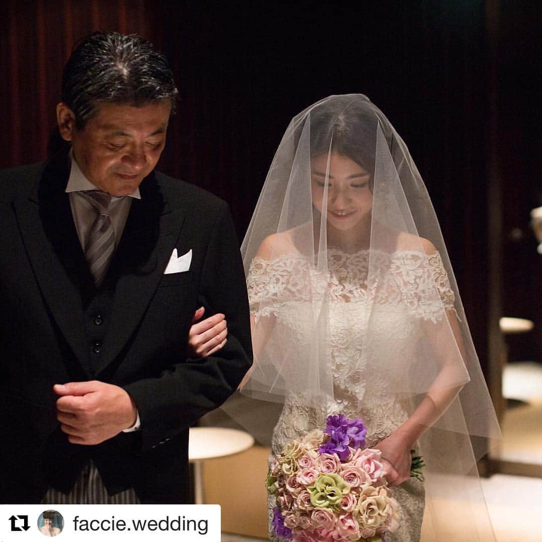 WEDDING DRESS KEITA MARUYAMAのインスタグラム：「#Repost @faccie.wedding with @repostapp@keitamaruyama_wedding ・・・ 素敵すぎる父に娘。 絵になります☺️ #パレスホテル #unison #ケイタマルヤマ#keitamaruyama#keitamaruyamawedding」
