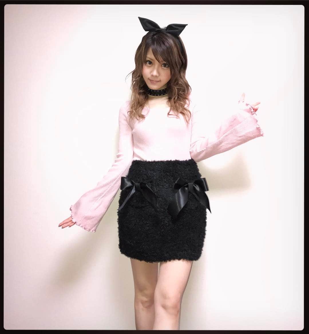 田中れいなさんのインスタグラム写真 - (田中れいなInstagram)「久々にカチューシャしたーぁ( ´͈ ᵕ `͈ )ｴﾍ . #モコモコスカート #黒  #リボンカチューシャ  #普段はここまで立たせんけど #撮影用  #チョーカー#は @bubbles_shibuya . #スカート#トップス#は @onespoofficial  #カチューシャはそのへんの#笑」3月7日 20時29分 - tanakareina.lovendor