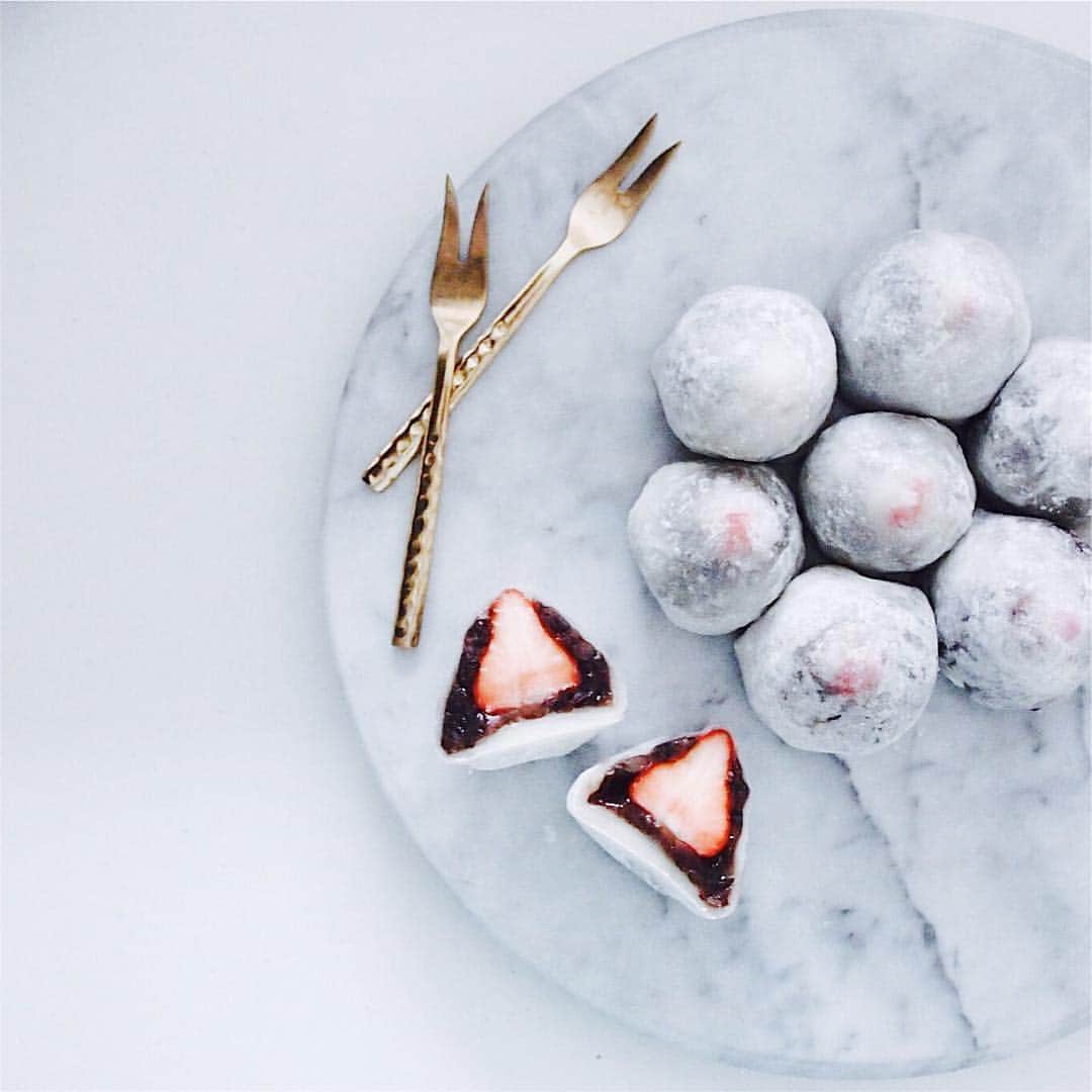 r i n aのインスタグラム：「Strawberry daifuku. This is one of my favorite homemade desserts this season. Spring is almost there🌸 . . こんばんは〜👋🏻 大好きないちごのシーズン、いちご大福のシーズン。ちょっと前に作ったものですがやっとアップできました♩今年はオーソドックスなカタチにしましたよ。 . . 先月は主人の実家に帰ったり東京観光もして楽しい帰省となりました。 今回東京で初めて気づいたことがあるんですが、道でぶつかりそうになったりして「すみません」と言うと、老若男女問わずほとんどの人が「とんでもない」って返すこと。京都では言わないので、へぇ〜って思った、とゆう（どーでもいい話ですいません） 何度行ってもいまだ都会の人混みを制覇できないわたしは謝ることが絶えないです。でもやっぱり東京は楽しい♡ . . #onthetable #いちご大福」