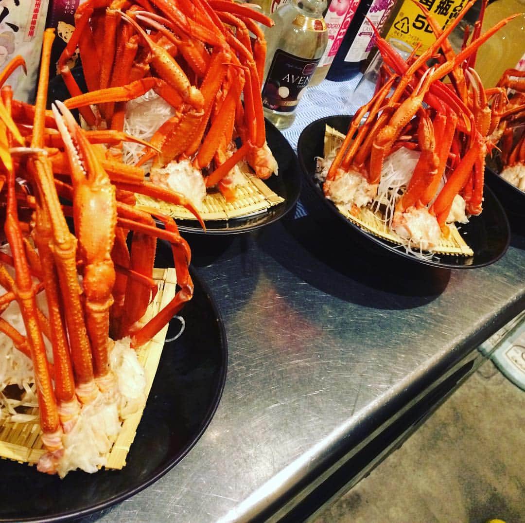 知床漁場明石桜町店のインスタグラム：「カニカニカニカニ😳😳 カニがたくさん😍😍😍 カニタワー☺️💕💕💕 こちらハンパコースのお客様にご提供させて頂いてます❤️❤️❤️ 迫力満点！！！ 北海道の海の幸！！！ 是非、お試しくださいませ☺️☺️☺️☺️ #明石#知床#漁場#北海道#カニ#知床漁場#駅チカ #居酒屋 #ハンパ#海の幸#飲み放題#金のタイツ#1リットルメガジョッキ#ビール#ハイボール」