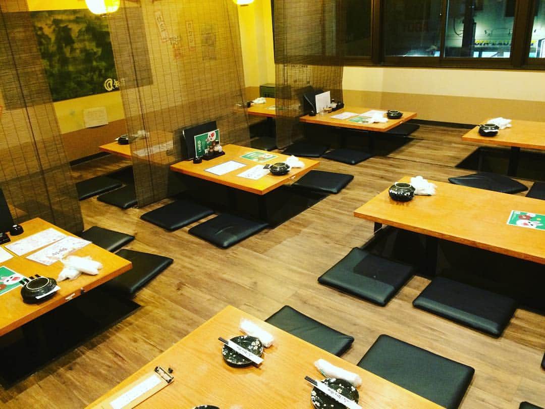 知床漁場明石桜町店のインスタグラム：「二階のお座敷このようになっております☺️ 最大50名様まで入れるので、宴会やイベントにもってこいです😍😍😍😍 是非、ご利用くださいませ💕💕 #明石#知床#漁場#知床漁場#北海道#コース#飲み放題#宴会#イベント#居酒屋#駅チカ#カニ#🐟#海の幸#ビール#ハイボール#牡蠣」
