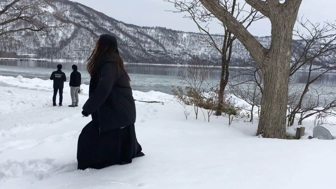 松本理沙のインスタグラム：「先日、ロケで青森県の十和田湖へ✨ 予想してたよりも雪がかたくて 頭こーんってなって笑いしかでなかった😛💫 #松本理沙 #ロケ #青森県 #十和田湖 #雪にダイブするときは気をつけて #顔からやらなくてよかった笑」