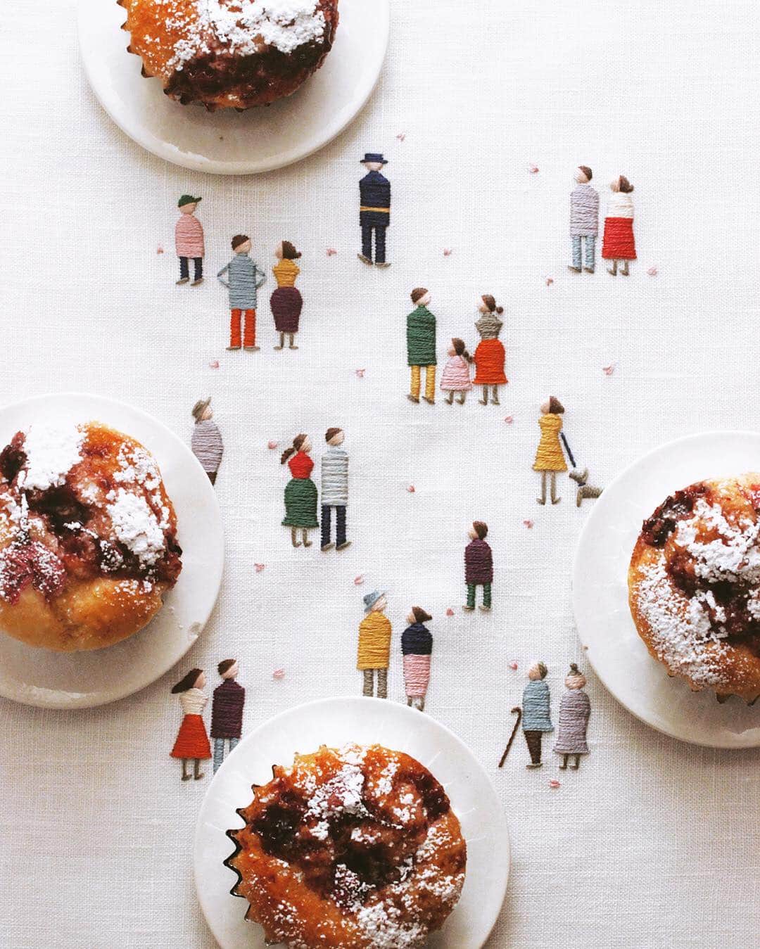 樋口正樹さんのインスタグラム写真 - (樋口正樹Instagram)「花人🌸 . 今朝はさくらのカップマフィン😋 桜花の塩漬けと、チェリージャムの組み合わせで甘塩っぱい感じ。 . 敷いたクロスの刺繍はミセス4月号「#樋口愉美子の季節のステッチ」より「#花人」です。たまに作る人の図案もけっこう好きです。@yumikohiguchi . #カップマフィン #マフィン #muffin #お花見 #花見 #樋口愉美子#yumikohiguchi #embroidery #hanami #cherryblossom #ミセス」3月8日 7時44分 - higuccini