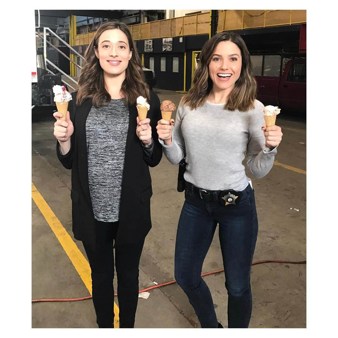 ソフィア・ブッシュさんのインスタグラム写真 - (ソフィア・ブッシュInstagram)「One of us is eating for two and one of us is just ... enthusiastic about ice cream 🍦😜 #WhatsMyExcuse #BurgessBabyOnBoard #SnackingSisters」3月8日 7時51分 - sophiabush