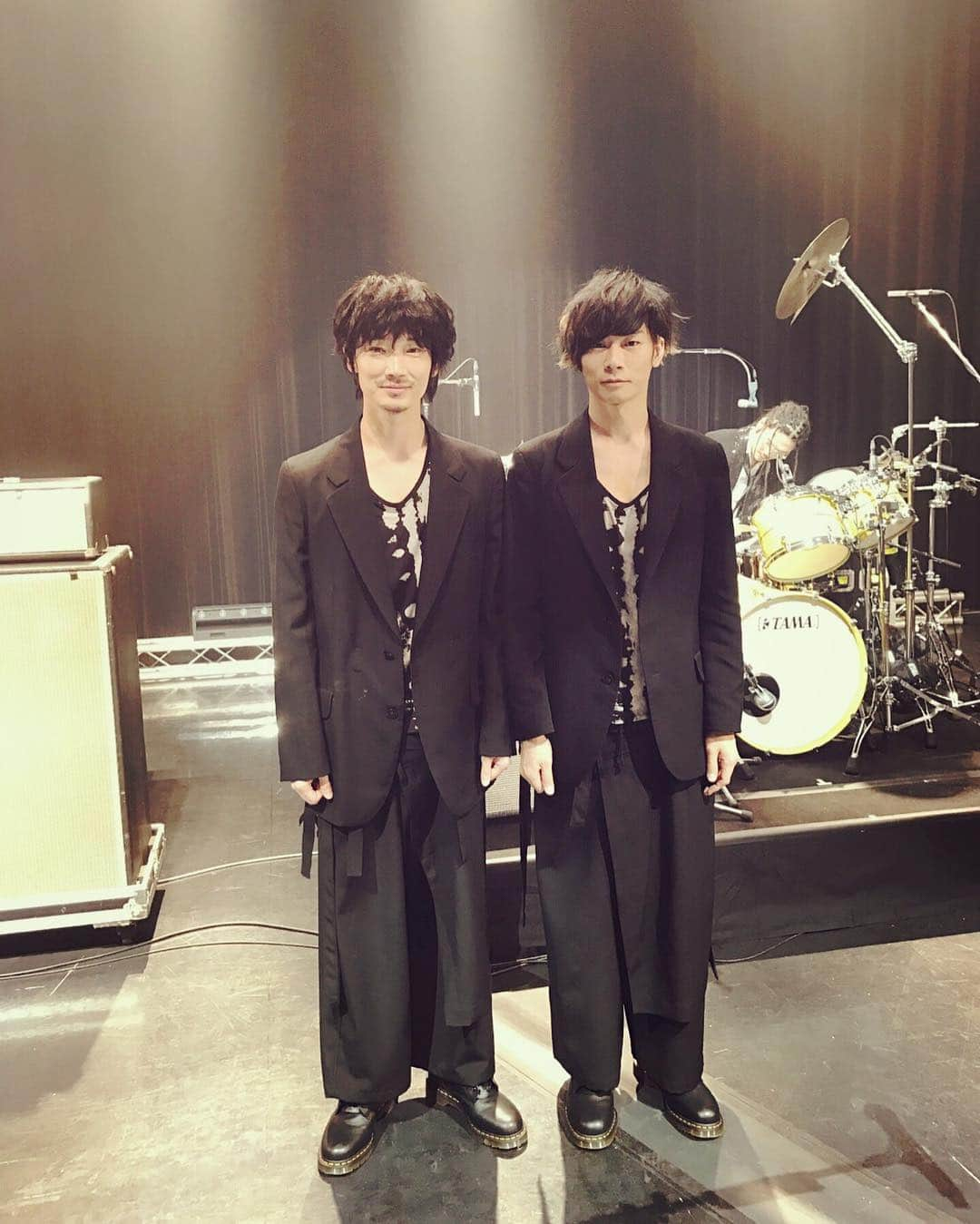 [ALEXANDROS]さんのインスタグラム写真 - ([ALEXANDROS]Instagram)「綾野剛氏と思い出の一枚。駅すごいね。洋平 #ドコモの学割  #buzzoff」3月8日 19時59分 - alexandros_official_insta