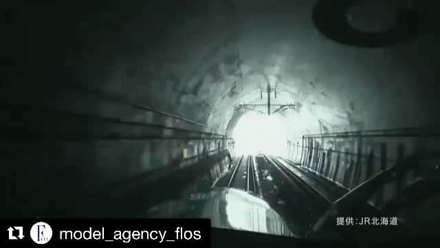 望月一花のインスタグラム：「#Repost @model_agency_flos with @repostapp ・・・ 山元あずさ @azu880602  一花 @ichika0329 が JR東日本CM「新幹線でお出かけしましょ」篇に出演中‼(地域限定オンエアー) . #JR東日本#JR北海道#北海道新幹線#北海道#東北#新幹線#函館#函館山展望台#函館ハリストス正教会#函館ベイエリア#金森赤レンガ倉庫#函館ラーメン#メガネくもる#湯の川温泉#足湯#松前城#福山城#五稜郭#トンネルをぬけたら#新幹線でお出かけしましょ#北海道が待ってます#CM#モデル#model#山元あずさ#一花」