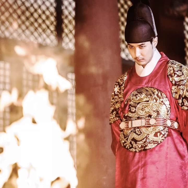 キム・ジソクのインスタグラム：「불 구경하다가 얼굴 ''불'켰음. 🔥😵」