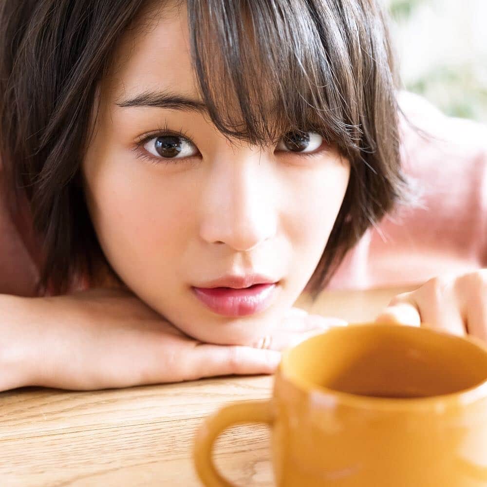 週刊少年マガジンのインスタグラム：「本日発売の週刊少年マガジン 表紙は #広瀬すずちゃん 50名様に特製クオカをプレゼント♪応募方法は本誌にて☆  すずちゃん直筆ノートが当たるRTキャンペーン実施中！詳しくはTwitterで「#広瀬すずのラクガキ」を検索してね！  当アカウントでは期間限定でレアショットを公開予定！  #グラビア #クオカード #広瀬すず #広瀬すず可愛い」