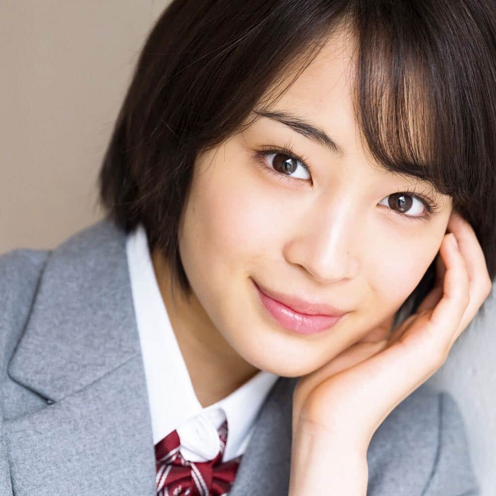 週刊少年マガジンのインスタグラム：「本日発売の週刊少年マガジン 表紙は #広瀬すずちゃん 50名様に特製クオカをプレゼント♪応募方法は本誌にて☆  すずちゃん直筆ノートが当たるRTキャンペーン実施中！詳しくはTwitterで「#広瀬すずのラクガキ」を検索してね！  当アカウントでは期間限定でレアショットを公開予定！  #グラビア #クオカード #広瀬すず #広瀬すず可愛い #制服 #高校卒業」