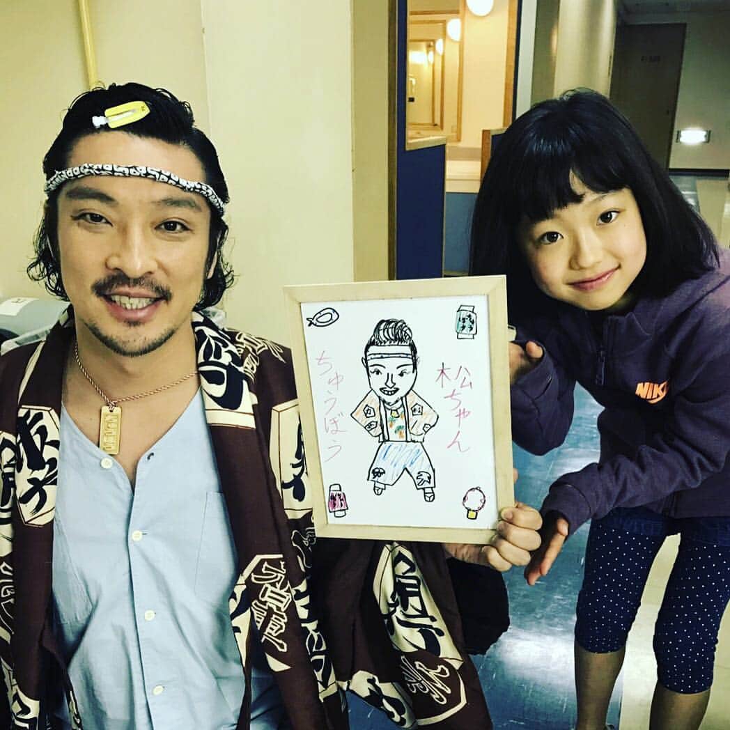 下剋上受験のインスタグラム：「お待たせしました！松っちゃんです✏️ #明日はお待ちかねのあの人✨ #みんな嬉しそう😋 #佳織にメロメロ😍 #下剋上受験 #下剋上 #受験 #TBS #金曜22時 #通称金ドラ #阿部サダヲ #深田恭子 #山田美紅羽 #若旦那 #皆川猿時 #岡田浩暉 #川村陽介 #小芝風花 #要潤#風間俊介 #小林薫」