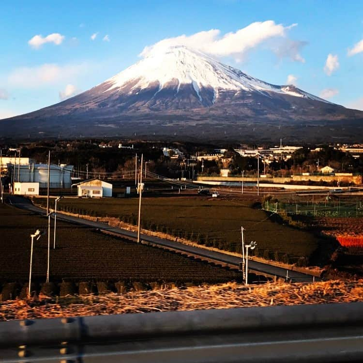 観月ありささんのインスタグラム写真 - (観月ありさInstagram)「でもって。帰りに見えた富士山が超絶綺麗だった😆 初日無事終わって、やっとよく眠れそう😴 やっぱり初日は緊張するね！ #観月ありさ#初日#無事#終わって#良かった #富士山#日本#すごく綺麗 #やっと#よく眠れる#初日の#緊張感#半端ない」3月8日 20時54分 - alisa_mizuki