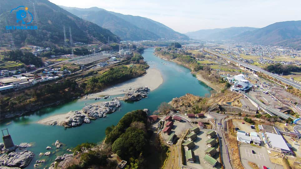 skywalker.inc 【スカイウォーカー株式会社】のインスタグラム：「. ドローン撮影実績🚁 Photo2 徳島県吉野 . 【撮影機材】 @djiglobal #ドローン：#inspire1raw #カメラ：#zenmusex5r . #徳島 #徳島県 #動画 #撮影 #景色 #風景 #川 #空 #雲 #山 #山脈 #写真好きな人と繋がりたい  #drone #dji #dronefly #dronelife #dronestagram #sky #skylovers #skyporn #nature #view #aerial #japan」