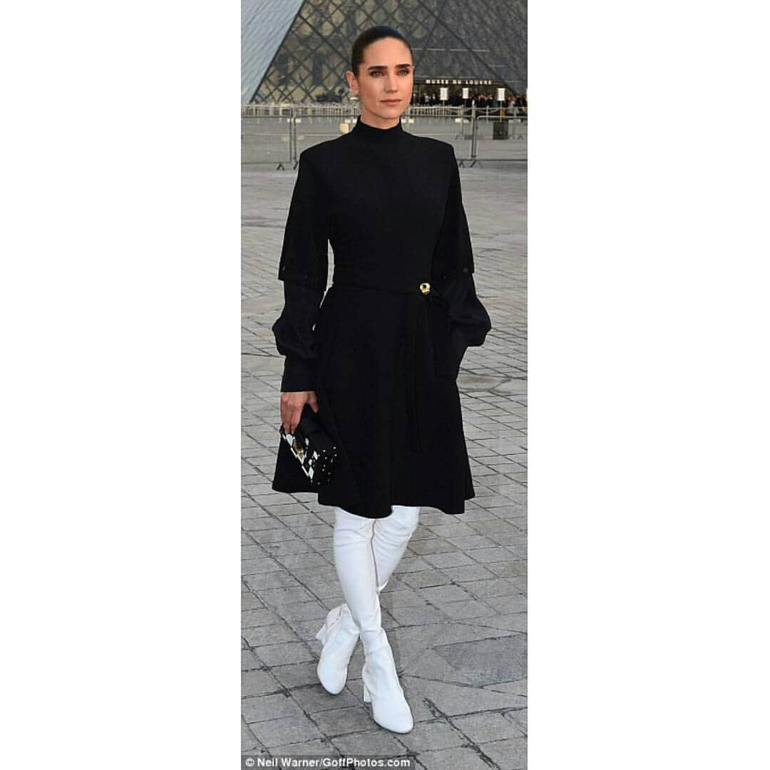 ジェニファー・コネリーのインスタグラム：「Jennifer Connelly at the @louisvuitton Fall-Winter 2017 Show by @nicolasghesquiere  #jenniferconnelly #PFW #LVFW17」