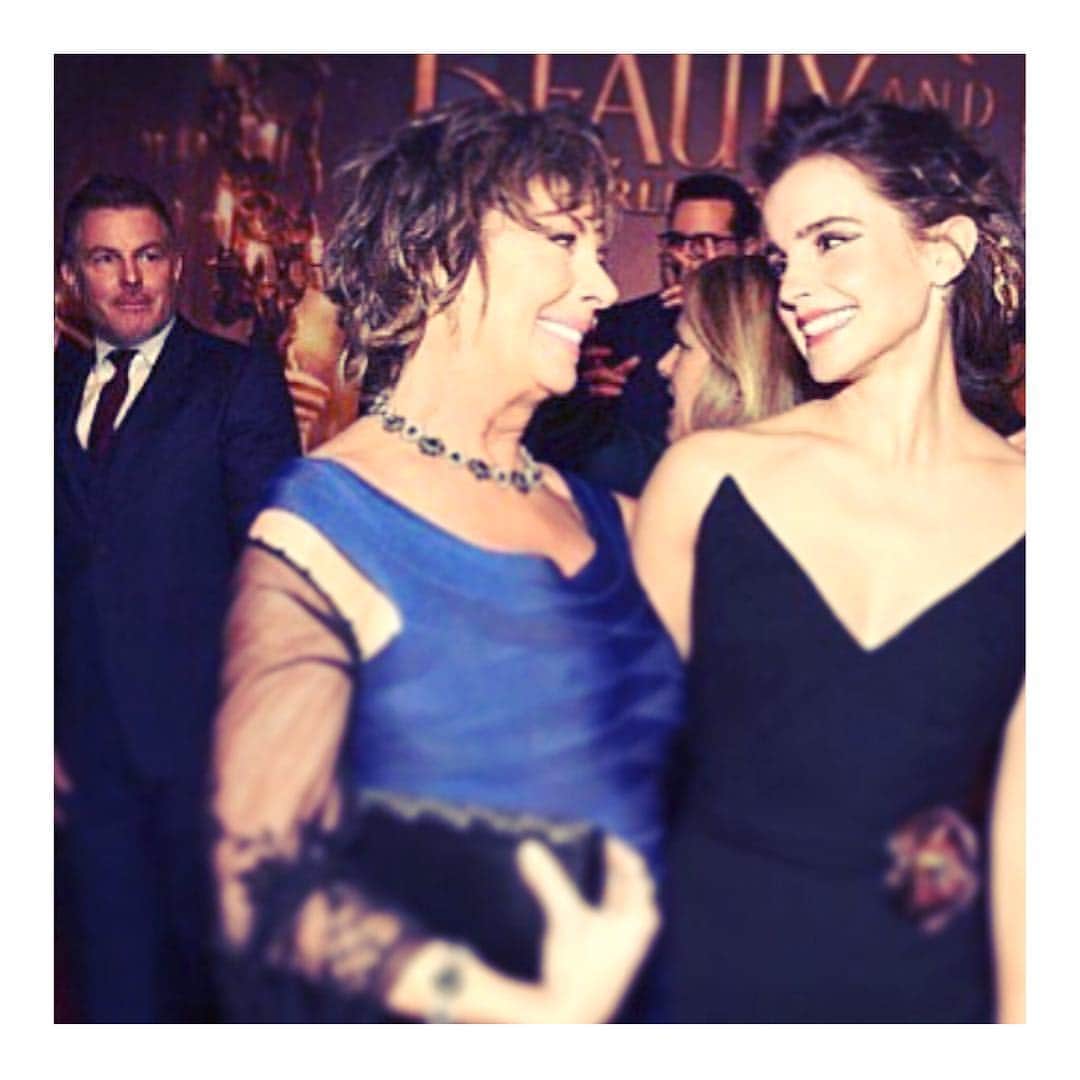 エマ・ワトソンのインスタグラム：「Was an honour sharing the red carpet with the original Belle, Paige O'Hara, at @beautyandthebeast's LA premiere last week ♥️🌹」