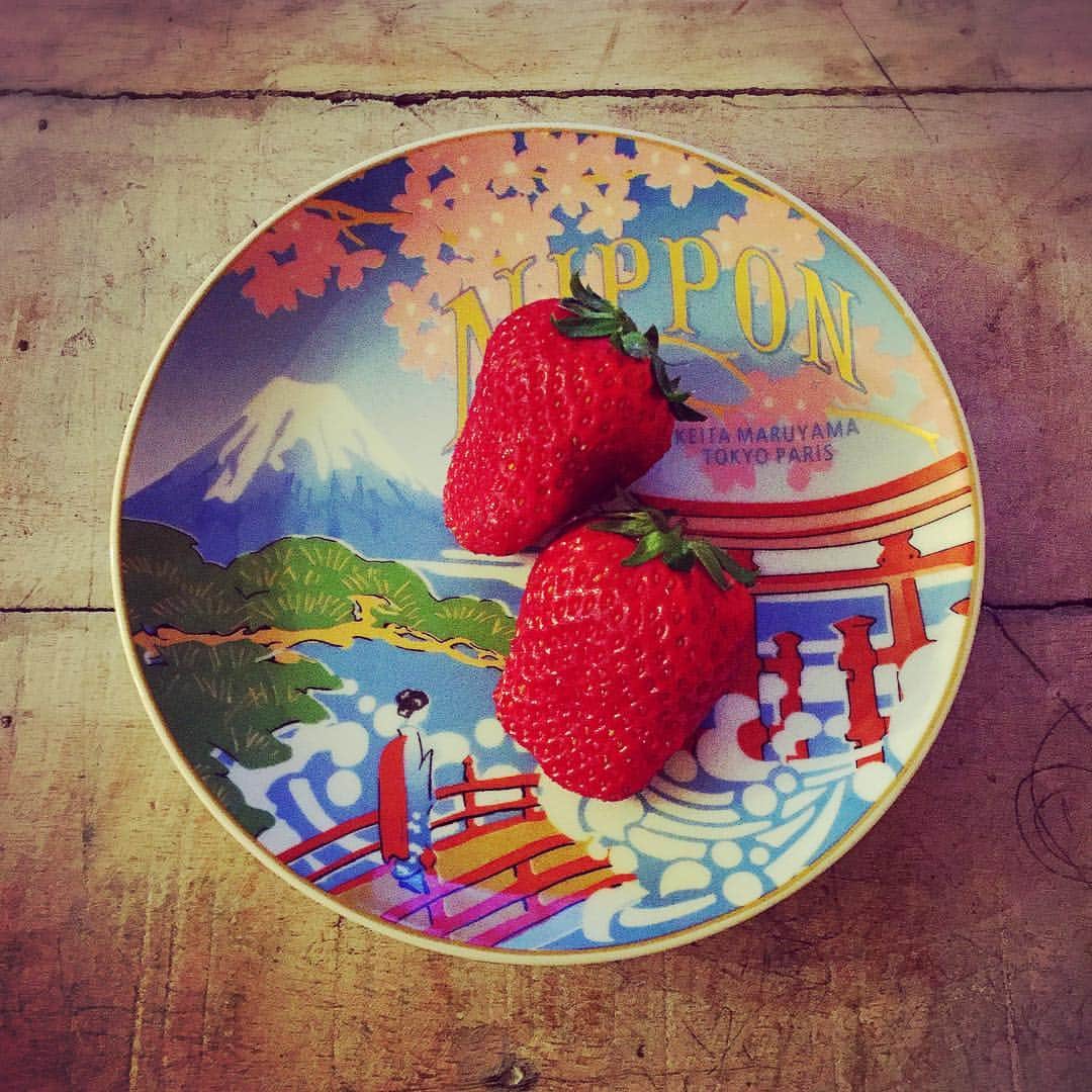 千秋さんのインスタグラム写真 - (千秋Instagram)「ケイタマルヤマの美しい器に乗せて #苺好きに生まれたからには🍓 ☝︎このタグをペコちゃんが知っててくれて嬉し💕 #keitamaruyama #千秋インテリア」3月9日 12時26分 - chiaki77777
