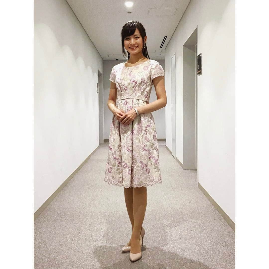 繁田美貴さんのインスタグラム写真 - (繁田美貴Instagram)「*＊ 今日3/24は金曜日☆ 『所さんの学校では教えてくれないそこんトコロ！』の 放送あります！！ #今夜 の #所さんの学校では教えてくれないそこんトコロ！は #作った り #直した り #覗いた り #怒涛 の3時間 #スペシャル です！ #いつも より1時間早い20時〜の #放送 なので #お気をつけ下さい。 #衣装 は #春 を意識して #淡い色合い の #花柄ワンピース☆ #花柄 は #光沢感 のある糸で #刺繍 されていて、 #なんだか #着物 の #帯 みたいで #素敵 でした♪」3月24日 8時20分 - handa_miki