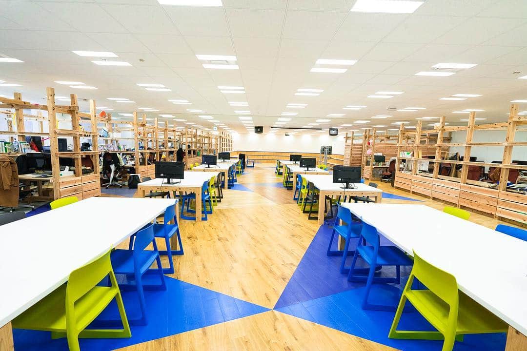 pixivのインスタグラム：「2017年3月24日よりpixivは事業拡大、メンバー増員に伴い東京オフィスのフロアを増床しました🎉🎉🎉 今回もチームラボにオフィスを設計していただきました😊 #pixiv #office #teamlab」