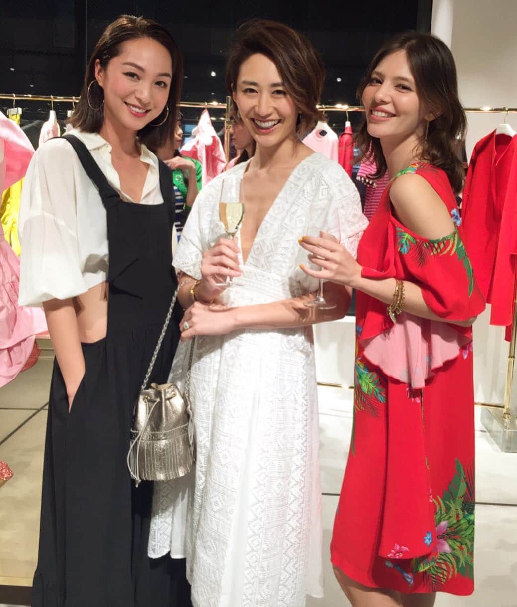 福間文香さんのインスタグラム写真 - (福間文香Instagram)「久々に会えたよー💕😉 @mariakamiyama  #PINKO #openingparty  #dress #fashion #likelikelike」3月24日 0時00分 - ayakafukuma