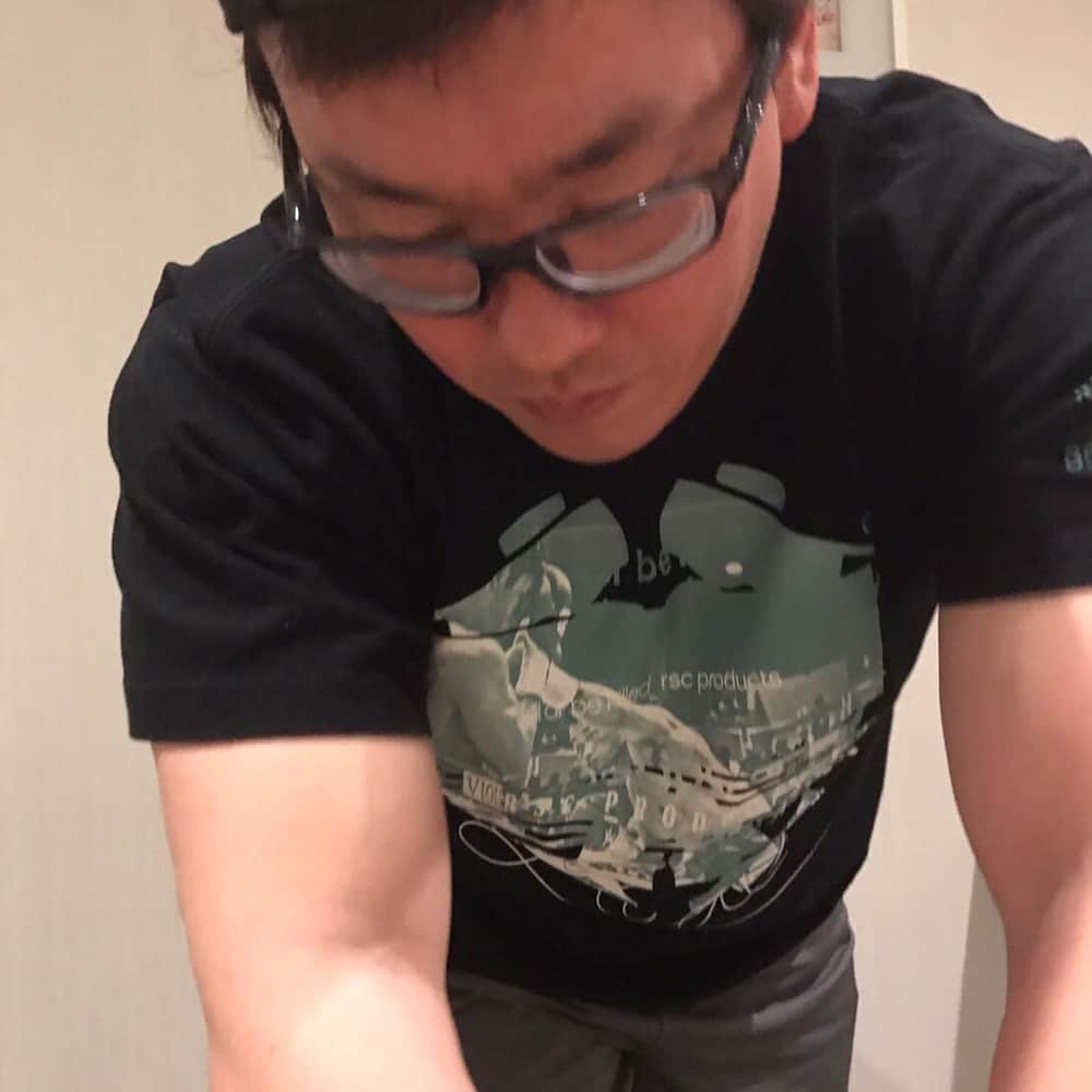 西岡剛さんのインスタグラム写真 - (西岡剛Instagram)「B2ファクトリーの早川トレーナーです。 B2ファクトリーは2人が作った#ジム です！ その２トップを復帰に向けて力を貸してほしいと頼んで口説き落としました😅 早川トレーナーは#大阪清風高校卒  #鳥取大学卒  #東洋医療専門学校 で#鍼灸資格 を取得 高校時代は名門#清風体操部 もの凄い怪力の持ち主だが見た目は優しくてどんな人でも丁寧で親身になってくれる人でとても人望が厚い。 あだ名はミンチ #プロゴルファー の#平塚哲二 選手にトレーナーとして帯同してる時に 肉の塊みたいだからと理由でつけられたみたい（笑） 以降スポーツの現場で早川怜という名前よりミンチとして広まりまる。  僕と出会って白豚ちゃんと命名しましたがまた考えなおします🤣  様々なスポーツの現場に帯同し世界を飛び回る敏腕トレーナーとして活躍し、現場で秀島正芳と出会いb2ファクトリーを設立し、#現在b2ファクトリー代表  #運動生理学  #機能解剖学 #整体 のスペシャリストでメディカル、フィジカル共に一流で#長谷川穂積選手 に#神のトレーニングと命名 される  その卓越した理論で様々なアスリートが門を叩く予約の取れないトレーナー2人を専属トレーナーとして手助けしてもらいます😀 ほんとに感謝ですね。 長い付き合いになるでしょう！ 西岡剛はこの2人の作品になります！ しかし剛君が本気で取り組んでないと感じたら僕らはトレーニング見れないとハッキリ言われてます。 全てが鬼なんです👹 2人のアメとムチがえぐい😱 今からトレーニングでーす😩 #阪神タイガース#西岡剛 #B2ファクトリー  #秀島正芳 #早川怜 #鬼教官#白豚ちゃん」3月9日 16時04分 - tsuyoshinishioka_official