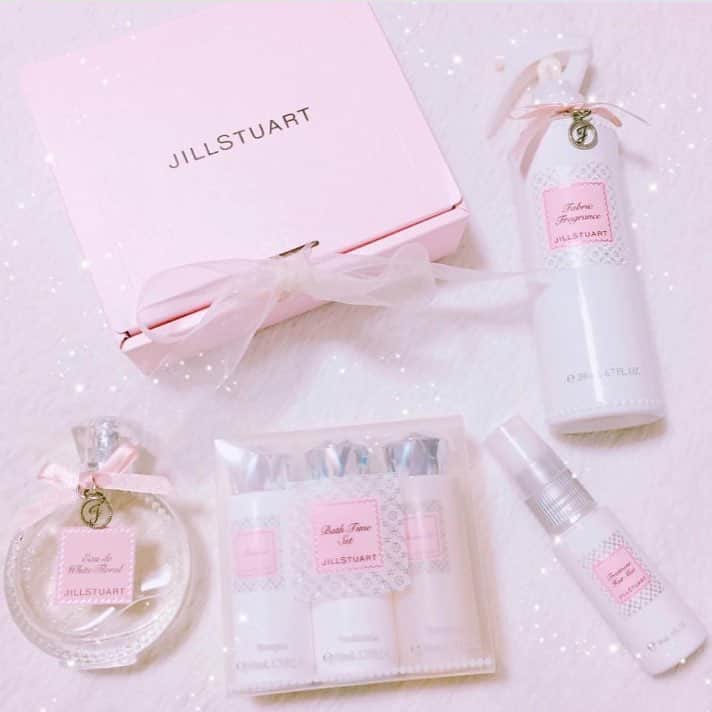 choa_officialのインスタグラム：「いい香りがするのは女の子の鉄則！！♡通りすがりにいい香りのする女の子がいたらドキッとしちゃいますよね♡フローラル系の香りならしつこくなくて程よくふわっといい香りを漂わせられます♡見た目も可愛いフレグランスで女子力アップしちゃいましょう♡ _  photo by @yukii061 _  今をときめく貴女の投稿、ぜひご紹介させていただきたいので、フォローお待ちしてます♡→@choa.jp  #choa_jp #今をときめくあの人から学ぶメディア #フレグランス #JILLSTUART #relax #beauty #ホワイトフローラル #モテる香り #バスタイム #ヘアミスト #cute#香水#pink」