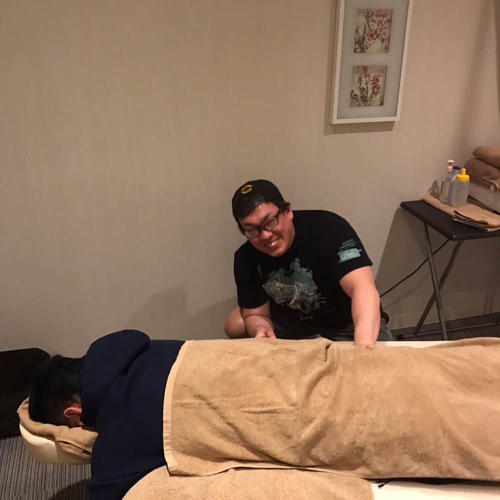 西岡剛のインスタグラム：「B2ファクトリーの早川トレーナーです。 B2ファクトリーは2人が作った#ジム です！ その２トップを復帰に向けて力を貸してほしいと頼んで口説き落としました😅 早川トレーナーは#大阪清風高校卒  #鳥取大学卒  #東洋医療専門学校 で#鍼灸資格 を取得 高校時代は名門#清風体操部 もの凄い怪力の持ち主だが見た目は優しくてどんな人でも丁寧で親身になってくれる人でとても人望が厚い。 あだ名はミンチ #プロゴルファー の#平塚哲二 選手にトレーナーとして帯同してる時に 肉の塊みたいだからと理由でつけられたみたい（笑） 以降スポーツの現場で早川怜という名前よりミンチとして広まりまる。  僕と出会って白豚ちゃんと命名しましたがまた考えなおします🤣  様々なスポーツの現場に帯同し世界を飛び回る敏腕トレーナーとして活躍し、現場で秀島正芳と出会いb2ファクトリーを設立し、#現在b2ファクトリー代表  #運動生理学  #機能解剖学 #整体 のスペシャリストでメディカル、フィジカル共に一流で#長谷川穂積選手 に#神のトレーニングと命名 される  その卓越した理論で様々なアスリートが門を叩く予約の取れないトレーナー2人を専属トレーナーとして手助けしてもらいます😀 ほんとに感謝ですね。 長い付き合いになるでしょう！ 西岡剛はこの2人の作品になります！ しかし剛君が本気で取り組んでないと感じたら僕らはトレーニング見れないとハッキリ言われてます。 全てが鬼なんです👹 2人のアメとムチがえぐい😱 今からトレーニングでーす😩 #阪神タイガース#西岡剛 #B2ファクトリー  #秀島正芳 #早川怜 #鬼教官#白豚ちゃん」