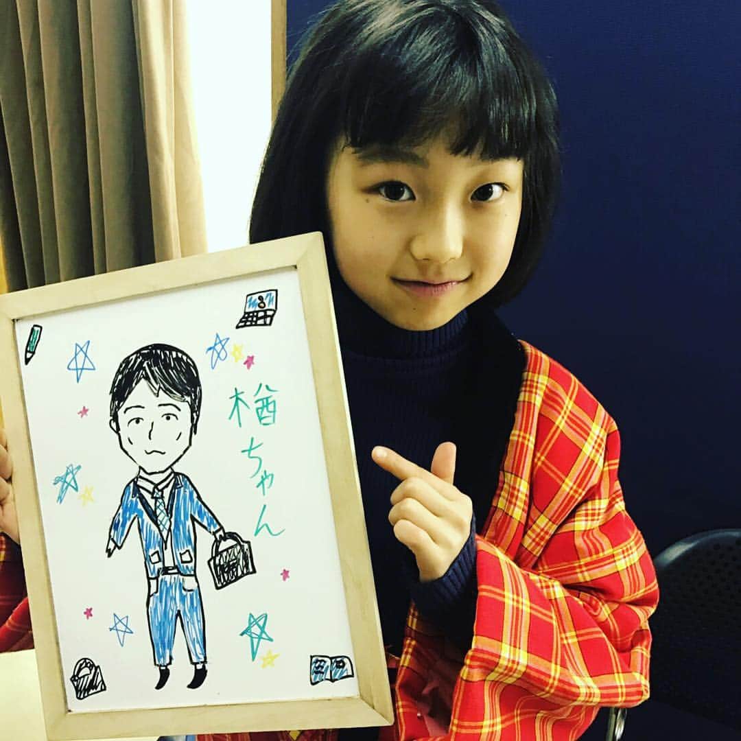 下剋上受験のインスタグラム：「佳織画伯シリーズファイナル✏️ 楢ちゃんです！ もちろん Phot by 風間俊介✨  #たくさん描いたね👏 #お疲れ様でした #楢ちゃん本人映れないのは…… #大人な事情ね #とっても喜んでましたよ🐥  #下剋上受験 #下剋上 #受験 #TBS #金曜22時 #通称金ドラ #阿部サダヲ #深田恭子 #山田美紅羽 #若旦那 #皆川猿時 #岡田浩暉 #川村陽介 #小芝風花 #要潤#風間俊介 #小林薫」
