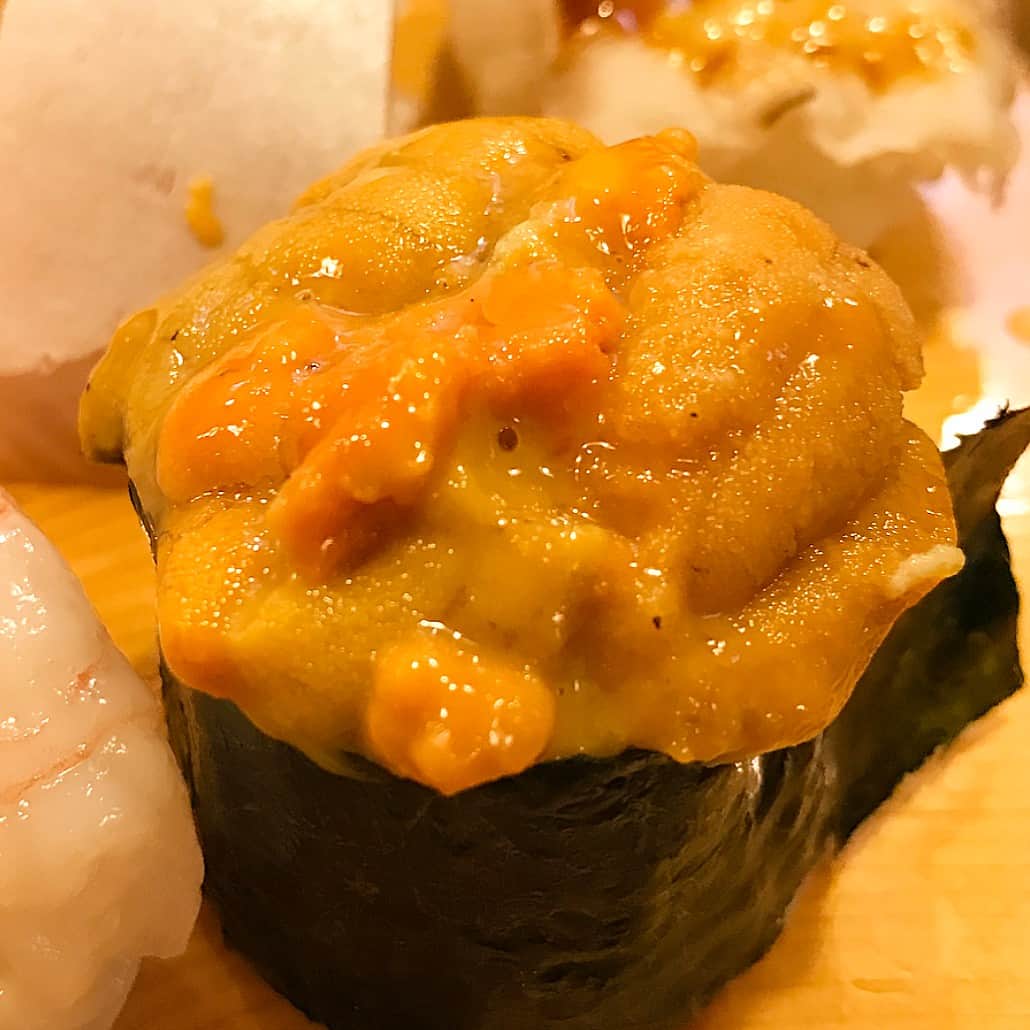 まゆまゆさんのインスタグラム写真 - (まゆまゆInstagram)「. ランチはフォトジェニックな🍣 とにかくネタが大きい❣️ 市場の中にある9時から14時までのお店 いくらが盛り盛り。 #instafood #sushi#ふさ鮨#深江 #いくら」3月9日 18時28分 - 7mayu2mayu