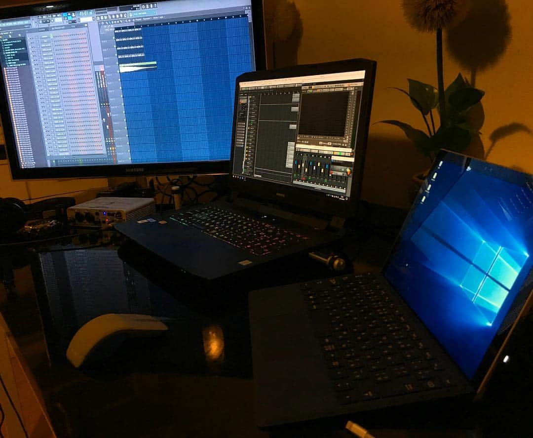 Fku朗のインスタグラム：「My work space in condo #hackjack #japanese #DJ #producer #EDM」