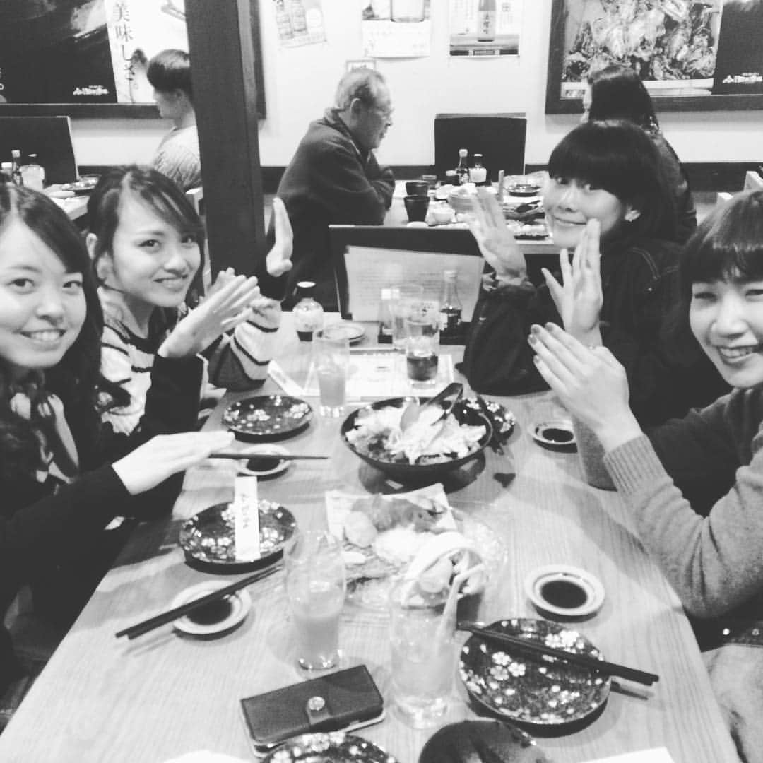 知床漁場明石桜町店のインスタグラム：「本日のお客様です☺️💕 高校時代の友達だそうです😊😊😊 こちらのお客様には3000円のコースをご利用いただきました！！ 3000円で飲み放題付き！ さらに北海道の海の幸も味わえる非常にお得なコースになっております！ 是非、ご利用くださいませ🐶💕💕💕 #明石#北海道#知床#漁場#知床漁場#海の幸#ハイボール #ビール #居酒屋#駅チカ#コース#飲み放題#お造り#カニ#🐟#牡蠣」