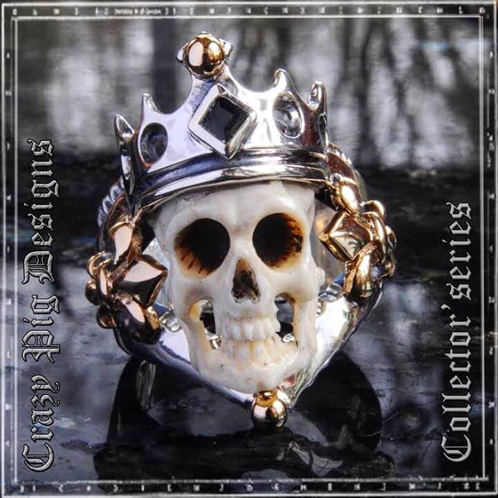 のインスタグラム：「From our BRAND NEW 'Collectors Series' - Witch Queen Skull Ring (This piece has SOLD) Part of our limited edition Collector's Series, the Witch Queen skull ring is a one of kind piece. Only one has been made and will not be re-made again. The design features a hand carved skull made from real bone wearing a crown set with an Emerald stone. Also features 9ct yellow gold Fleur De Lys set on either side of shank. All of the pieces available from our Collectors Series are one of a kind pieces, and once they're gone, they're gone! ⚜️💀⚜️ View the whole collection online [shop link in bio] . . . #collectorsedition #collector #collectors #oneofakind #bone #skull #skullring #crown #witch #queen #green #emerald #gold #silver #limitededition #limitedcollection #jewellers #coventgarden #handmadeuk #madeinengland #londonfashion #london #visitlondon #bespokejewellery #gemstonejewelry #crazypigdesigns #crazypigdesignslondon #crazypigdesignsjapan #crazypigdesignstokyo」