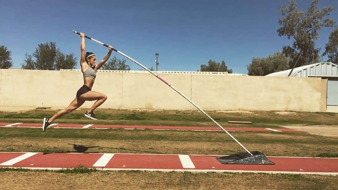 アリソン・ストーキーのインスタグラム：「Pole runs to finish off today's session 🏃🏽‍♀️」