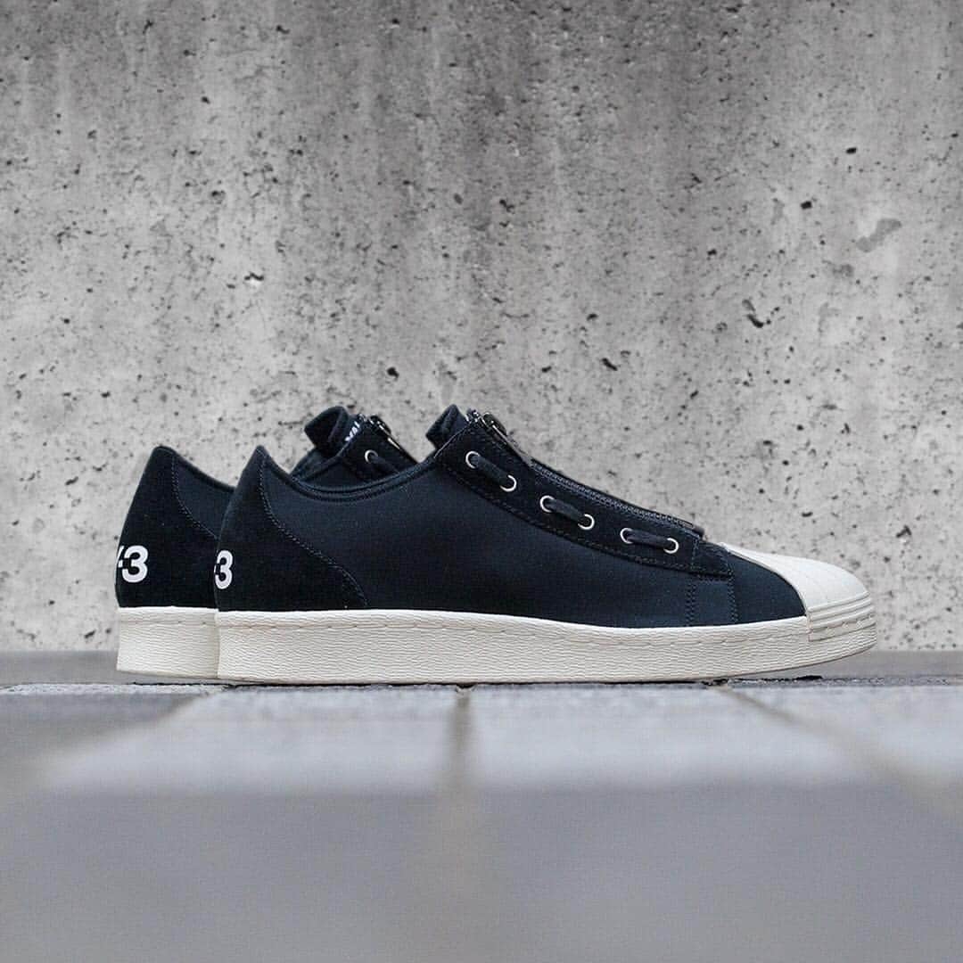 ワイスリーのインスタグラム：「Yohji brings a clean new look to the Y-3 Super Zip. Available now online and in stores. #adidas #Y3 #SuperZip」