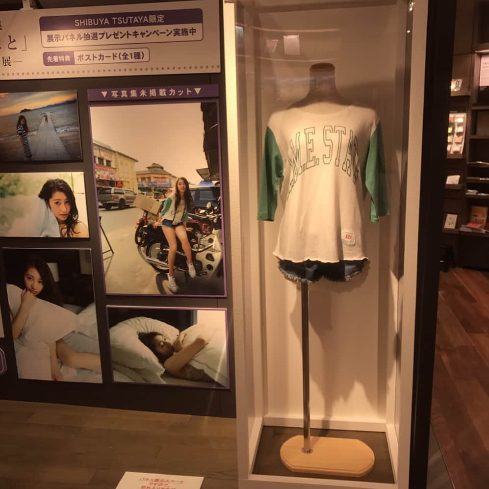 桜井玲香さんのインスタグラム写真 - (桜井玲香Instagram)「TSUTAYA渋谷店さんでのパネル&衣装展 ぜひ見に行ってくださいね！ 13日月曜日までです。 未公開ショットふくむ25枚が展示されています。 衣装は、あのカメラを持った時の写真です(^^)」3月10日 7時39分 - reika_sakurai_kobunsha