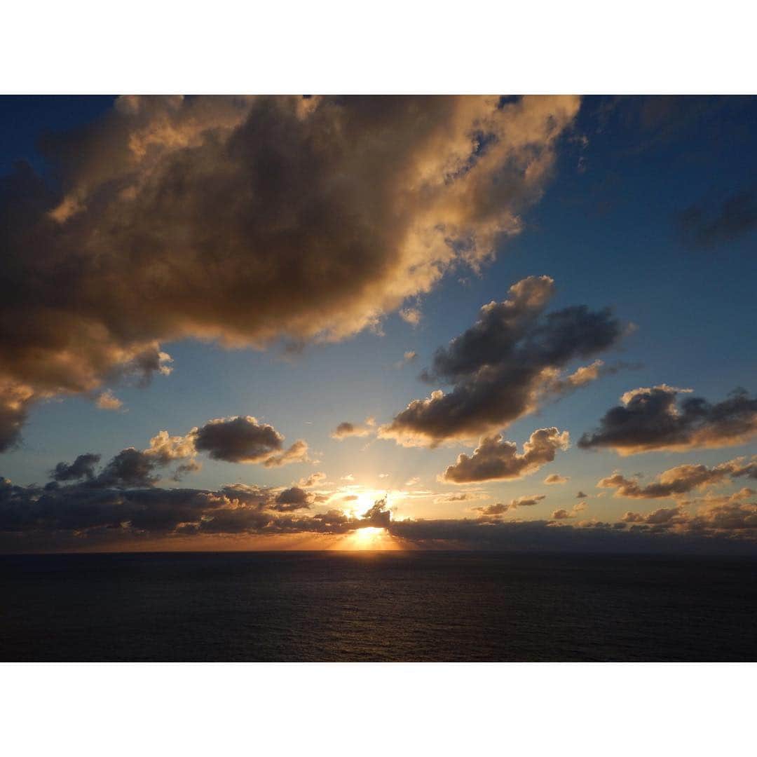 日本の国立公園さんのインスタグラム写真 - (日本の国立公園Instagram)「ウェザーステーション展望台からの夕日。 The view of sunset from Weather Station Observatory. #visitjapan #nationalpark #NationalParkOfJapan #nature #sky #sunset #tokyo #OgasawaraNationalPark #小笠原国立公園」3月10日 17時13分 - nationalpark_japan