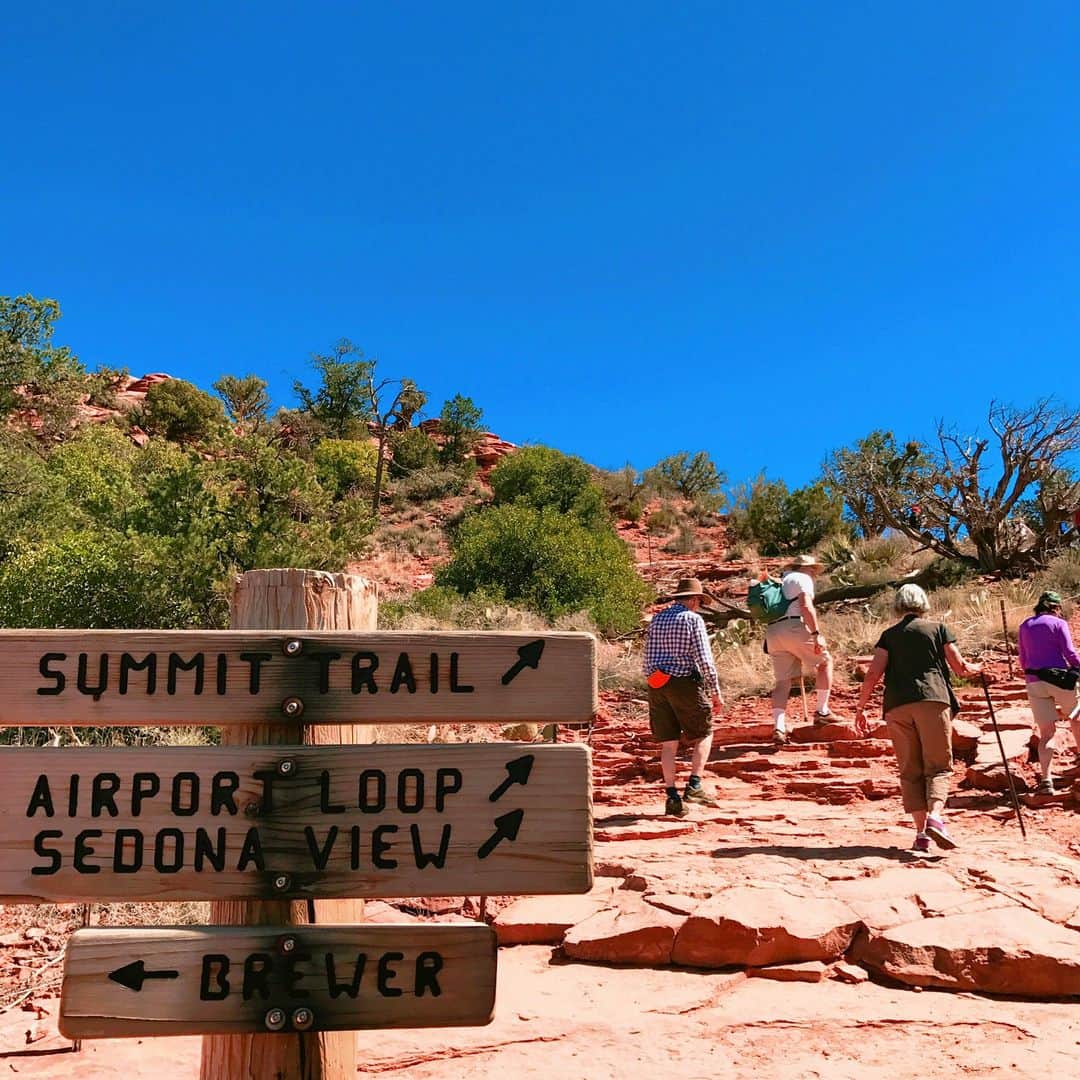前田健太さんのインスタグラム写真 - (前田健太Instagram)「Sedona🇺🇸 キャンプの休日。初めてセドナへ行って来ました。壮大な景色。初めての景色に感動しました。パワーをもらって来ました！充電完了！！ また気合い入れて頑張ります💪 #az#sedona #セドナ #パワースポット #充電完了 #かなり歩いて疲れたけど #すごいところだった #みなさんも機会があればぜひ #めちゃくちゃ遠いけど #素晴らしい場所」3月10日 12時50分 - 18_maeken