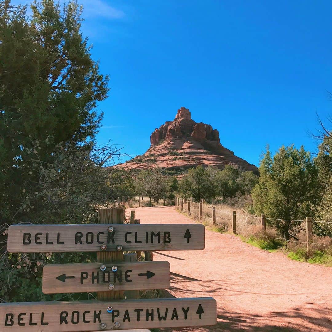 前田健太さんのインスタグラム写真 - (前田健太Instagram)「Sedona🇺🇸 キャンプの休日。初めてセドナへ行って来ました。壮大な景色。初めての景色に感動しました。パワーをもらって来ました！充電完了！！ また気合い入れて頑張ります💪 #az#sedona #セドナ #パワースポット #充電完了 #かなり歩いて疲れたけど #すごいところだった #みなさんも機会があればぜひ #めちゃくちゃ遠いけど #素晴らしい場所」3月10日 12時50分 - 18_maeken