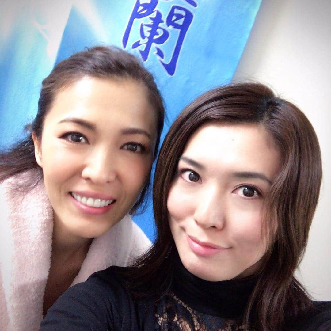 安蘭けいさんのインスタグラム写真 - (安蘭けいInstagram)「きんぐが先日観に来てくれました❤️きんぐという愛称が似合わなくなって、すっかり綺麗なお姉さん✨ 退団しても変わらず慕ってくれて嬉しいよ〜💕先輩として恥ずかしくないようにしっかり頑張ろ❗️ #きんぐ  #蓮城まこと  #可愛い下級生 #白蟻の巣  #絶賛公演中」3月10日 14時39分 - toko_aran