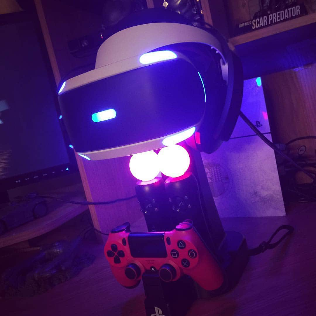 ルハン のインスタグラム：「My Babe #playstationvr 🌹 #residentevil7  #vr #streetfighterv  Try it its amazing ,specially resident evil 7 and until dawn version rush of blood! #like4like 🔥🔥🔥🔥 #takken7 vr #instagood ⚡️⚡️⚡️⚡️」