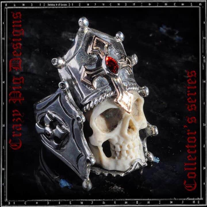 のインスタグラム：「Collectors Series - The Pope skull ring - SOLD Another lovely piece from our Collectors Series which is a one-off item and never to be remade again. The Pope skull ring features a full skull face carved from real bone wearing a Pope's hat with a 9ct yellow gold Gothic Cross set with a Ruby stone on front and 9ct yellow gold Fleur De Lys on both side of the shank. [View link in bio to ship online] . . . #collectorsedition #collector #collectors #oneofakind #bone #skull #skullring #pope  #gold #silver #limitededition #gothic  #cross #limitedcollection #jewellers #coventgarden #handmadeuk #madeinengland #londonfashion #london #visitlondon #bespokejewellery #gemstonejewelry #crazypigdesigns #crazypigdesignslondon #crazypigdesignsjapan #crazypigdesignstokyo」