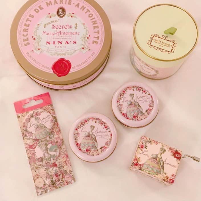 choa_officialのインスタグラム：「ヴェルサイユ宮殿のマリーアントワネットグッズ❤可愛い物がたくさんあってどれも可愛くてお気に入り💕💕NINA'Sのチョコレートも可愛すぎて食べたくない…🍫可愛い物を見ると、心も明るく笑顔になります💖 _  photo by @m_doll22  _  今をときめく貴女の投稿、ぜひご紹介させていただきたいので、フォローお待ちしてます♡→@choa.jp  #choa_jp #今をときめくあの人から学ぶ #マリーアントワネット #フランスフェア #ベルサイユ宮殿 #ninas #paris #marieantoinette #二ナス #お菓子 #スイーツ #チョコレート #ピンク #cute #お洒落 #お洒落な人と繋がりたい #可愛い💓」
