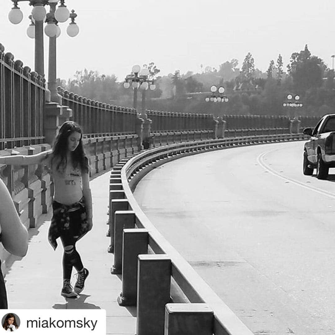 ダーティーハリウッドのインスタグラム：「@miakomsky 📷📷📷‼️ amazing photoshoot today! Amazing model! Awesome! 👏🏼 #tweenmodel #tweenfashion #model #photoshoot」