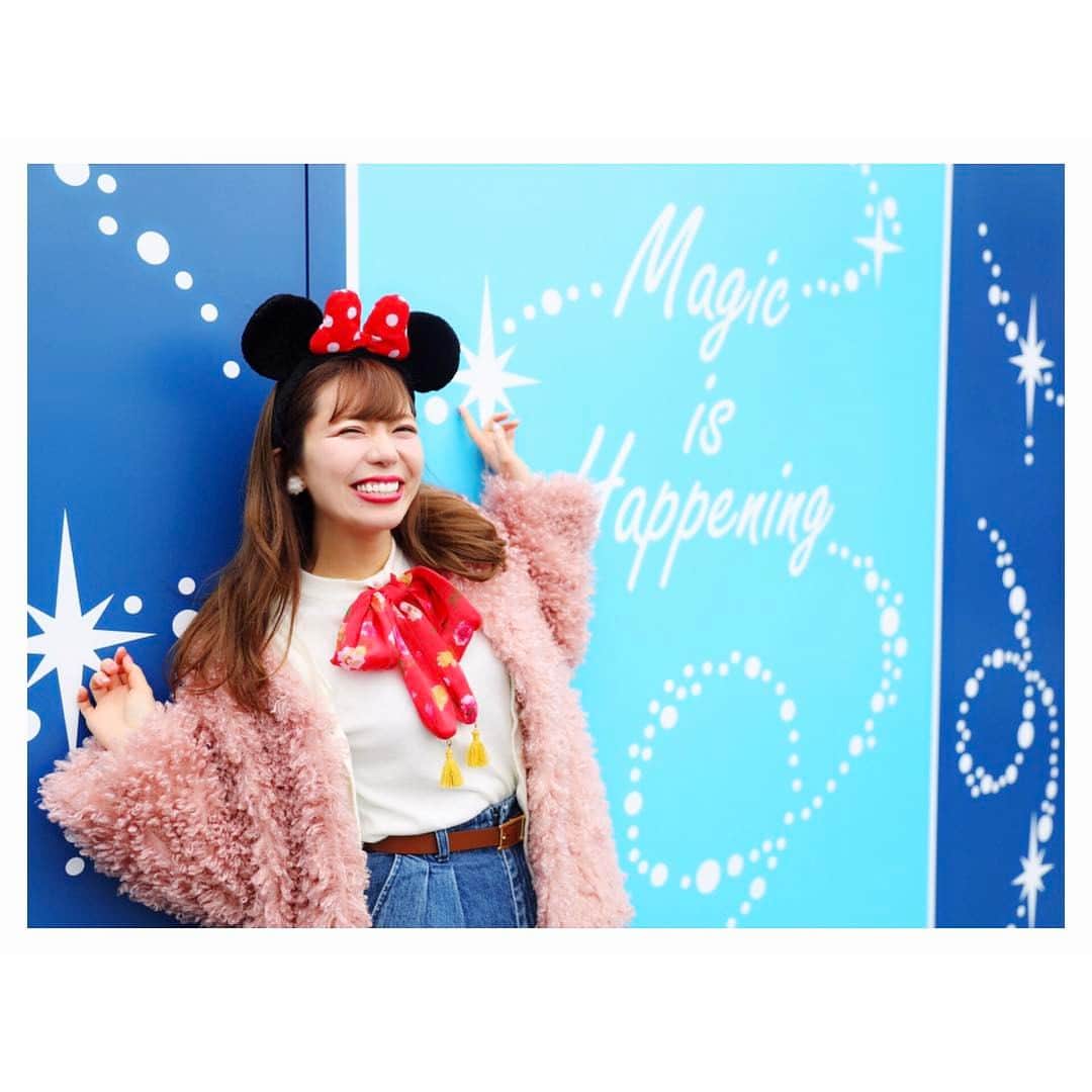 のインスタグラム：「ディズニーってどうしてこんなにまた行きたくなるんだろう・・🏰🍿🎈🌈人の心をここまで掴めるディズニーが純粋に凄いと感動するランチタイム🐷🍴笑。 . #disney #disneyland #tokyodisneyland #tdl #magic #happening #minnie #code #lilybrown #dazzlin #ディズニー #ディズニーランド #ハッピー #魔法 #ハプニング #コーデ #ディズニーコーデ #リリーブラウン #ダズリン」
