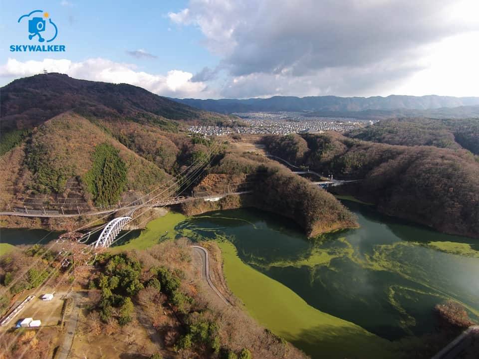 skywalker.inc 【スカイウォーカー株式会社】のインスタグラム：「. ドローン撮影実績🚁 Photo1 一庫ダム 兵庫県川西市 重力式コンクリートダム . 【撮影機材】@djiglobal #ドローン：#inspire1raw #カメラ：#zenmusex5r . #一庫ダム #ダム #兵庫県 #川西市 #動画 #撮影 #景色 #風景 #川 #空 #雲 #山 #山脈 #写真好きな人と繋がりたい  #drone #dji #dronefly #dronelife #dronestagram #sky #skylovers #skyporn #nature #view #aerial #japan」