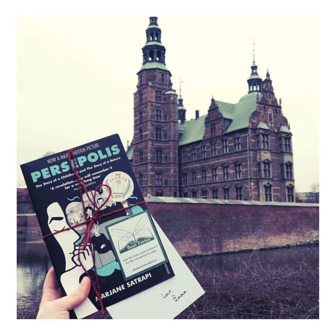 エマ・ワトソンのインスタグラム：「@bookfairiesworldwide #IWDOurSharedShelf」