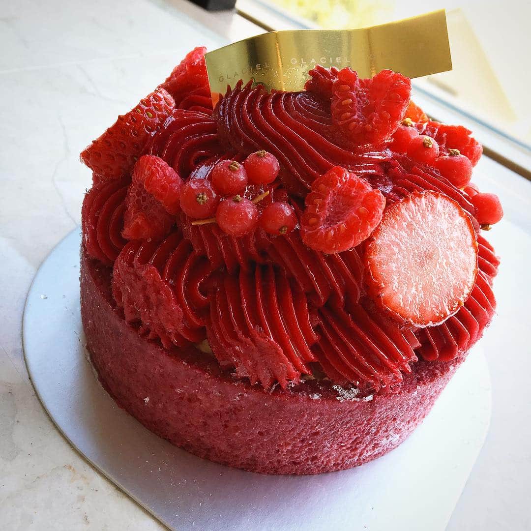 小林明実さんのインスタグラム写真 - (小林明実Instagram)「@kanarina1261 が 美味しいアイスケーキを 持って家に来てくれたよ💕 本当にありがとうね✨  #表参道#アイスケーキ #グラッシェル」3月12日 16時52分 - akemi.1177